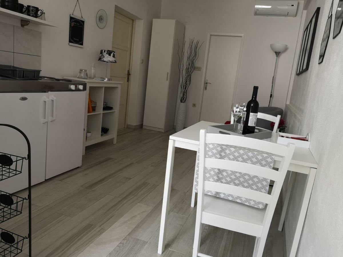 Apartments And Rooms Villa Dona Makarska Bagian luar foto